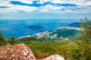 Adriyatik denizinin güzel panoramik manzarası, Aziz Nicholas adası, Karadağ 'ın Budva Riviera kıyısındaki dağlar