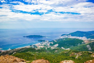 Adriyatik denizinin güzel panoramik manzarası, Aziz Nicholas adası, Karadağ 'ın Budva Riviera kıyısındaki dağlar