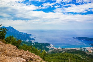 Adriyatik denizinin panoramik manzarası, Budva Riviera kıyısındaki dağlar, Karadağ