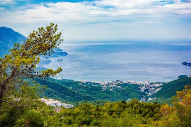 Adriyatik denizinin panoramik manzarası, Budva Riviera kıyısındaki dağlar, Karadağ