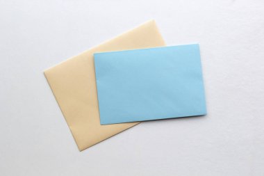 Boş kâğıt zarflar, beyaz arka planda mektuplar, düz döşeme, üst manzara. Konsept posta hizmetini veya tebrik kartını kabul et