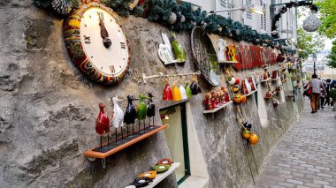 Paris, Fransa - 10 Mayıs 2019: Paris, Fransa 'da hediyelik eşya sokağı, saatli Noel panayırı, xmas dekorasyonlu, seramik takılar. Tatillerde alışveriş kavramı