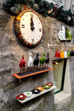 Paris, Fransa - 10 Mayıs 2019: Paris, Fransa 'da hediyelik eşya sokağı, saatli Noel panayırı, xmas dekorasyonlu, seramik takılar. Tatillerde alışveriş kavramı