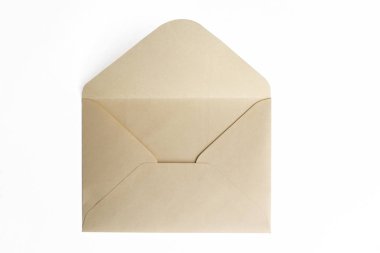 Boş kağıt mavi zarf, beyaz arka planda posta için mektup, düz döşeme, üst manzara. Konsept posta hizmetini veya tebrik kartını kabul et