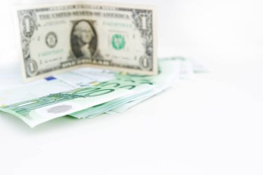 Mavi euro para banknotlarının Amerikan doları yakın çekim. Para tasarrufu kavramı. Beyaz arka planda Euro nakit.