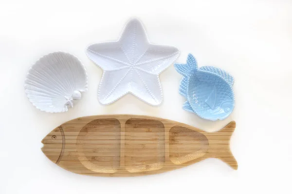 空白的木制和陶瓷板形状的鱼 海星和海贝壳隔离在白色的背景 平躺在地上 俯瞰四周 — 图库照片
