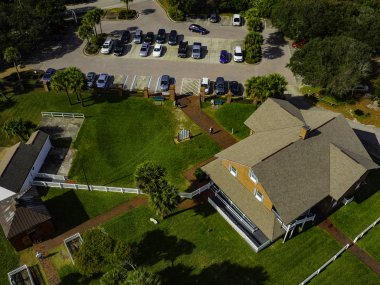 Yaklaşık 200 adımları yükseklikten, küçük bir yaya köprüsü tarafından bu fotoğraf çekildi. Arabalar ve ağaçlar küçük görünüyorsun. Ponce giriş, Florida, ABD.; 21 Ocak 2016.