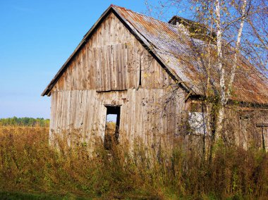 Bu yapı mevsimlere ve geçmişe rağmen hâlâ ayakta duruyor. Hala samanları korumak için kullanılıyor. Kendini tarlaların ve yolun yakınında bulur. Acton Vale, Quebec, Kanada; 19 Ekim 2018.