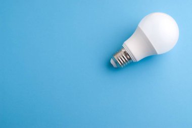 Mavi bir arka plan üzerinde beyaz ampul