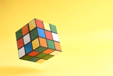 Rubik küpü sarı