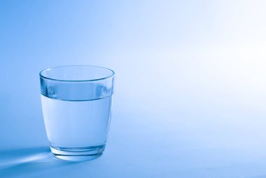 Mavili bir bardak su