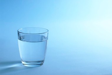 Mavili bir bardak su