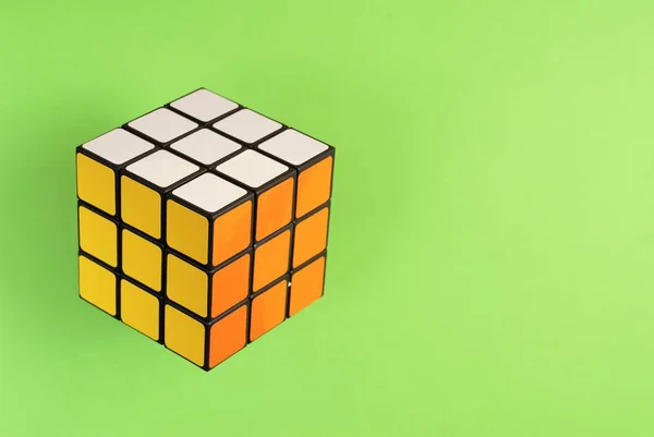 Κύβο Του Rubik Στο Κίτρινο — Φωτογραφία Αρχείου