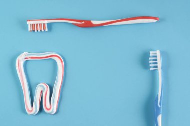 Diş fırçası ve mavi renkli diş macunu