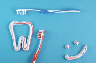 Diş fırçası ve mavi renkli diş macunu