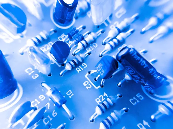Elektronik bileşenleri olan devre kartı