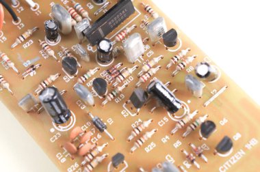 Elektronik bileşenleri olan devre kartı