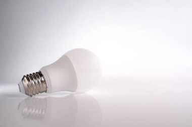 beyaza beyaz ışık ampul