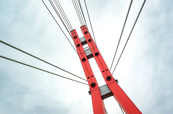 Torre Puente Roja Con Alambres Acero Inoxidable — Foto de Stock