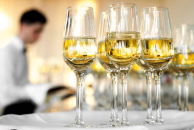 Ahşap üzerine boş şarap / şampanya bardakları