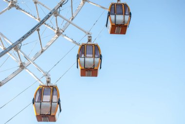 Dönme dolap mavi ve sarı