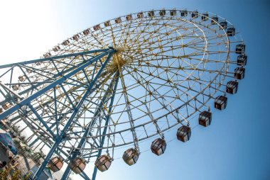 Dönme dolap mavi ve sarı