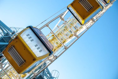 Dönme dolap mavi ve sarı