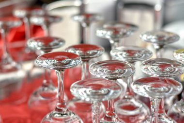 Kırmızı masa örtüsü üzerinde boş şarap bardakları