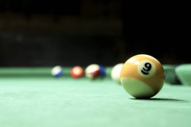 Bilardo topları yeşil bir tablo