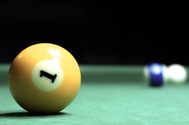 Bilardo topları yeşil bir tablo