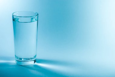 Mavili bir bardak su