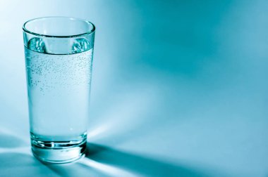 Mavili bir bardak su