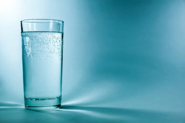 Mavili bir bardak su