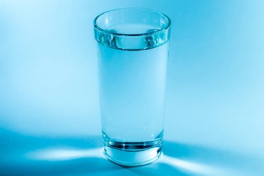 Mavili bir bardak su