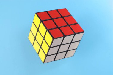 Rubik küpü renkli arka plan üzerinde