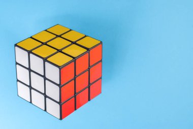 Rubik küpü renkli arka plan üzerinde