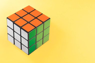 Rubik küpü renkli arka plan üzerinde