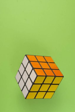 Rubik küpü renkli arka plan üzerinde