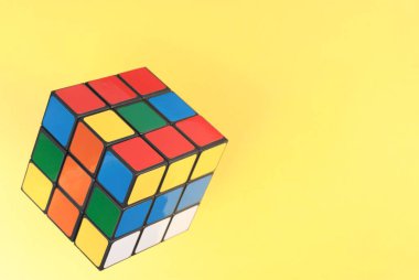 Rubik küpü renkli arka plan üzerinde