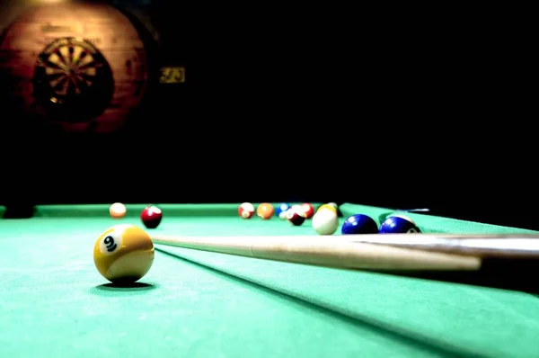 緑のテーブルでビリヤード ボール — ストック写真