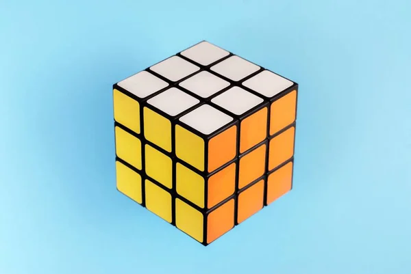 Rubik Küpü Renkli Arka Plan Üzerinde — Stok fotoğraf