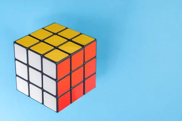 Rubik küpü renkli arka plan üzerinde