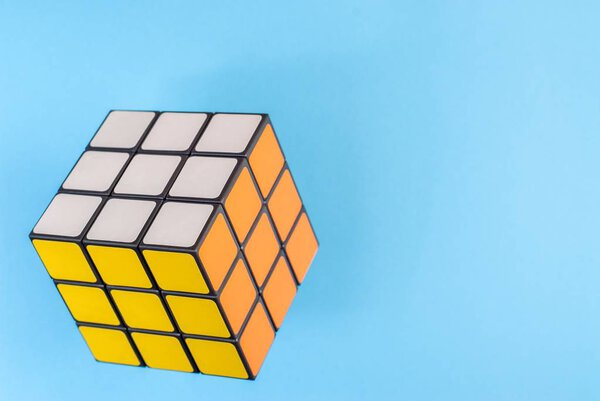 Кубик Рубика на красочном фоне
