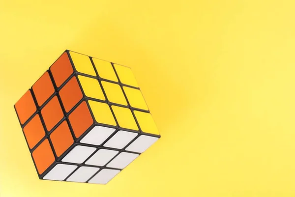 Rubik küpü renkli arka plan üzerinde