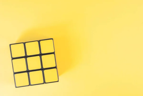Rubik küpü renkli arka plan üzerinde