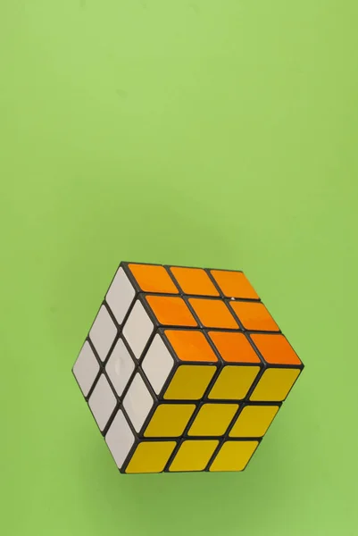 Rubik Küpü Renkli Arka Plan Üzerinde — Stok fotoğraf
