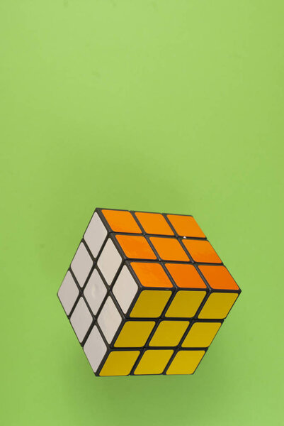 Кубик Рубика на красочном фоне
