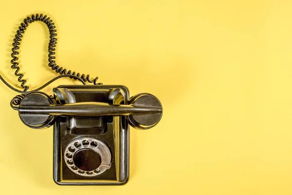 Telefone Preto Vintage Com Fone Ouvido Cabo Enrolado Fundo Amarelo — Fotografia de Stock