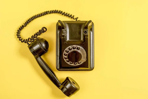 Telefone Preto Vintage Com Fone Ouvido Cabo Enrolado Fundo Amarelo — Fotografia de Stock