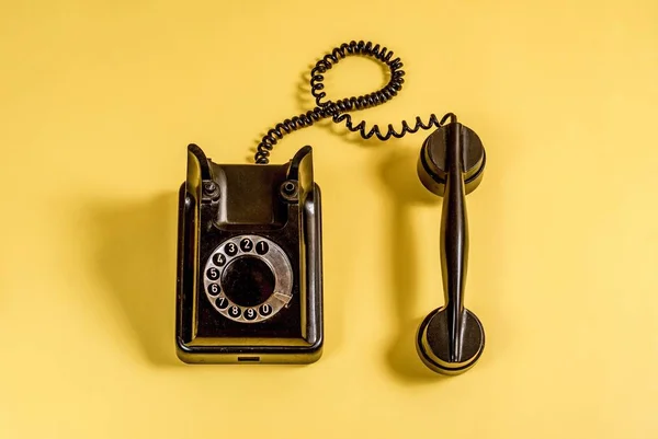 Telefone Preto Vintage Com Fone Ouvido Cabo Enrolado Fundo Amarelo — Fotografia de Stock